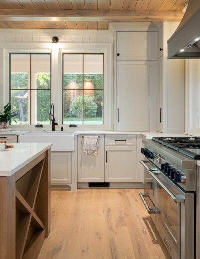 Stylish farmhouse kitchen - a fusion of rustic charm and modern elegance.